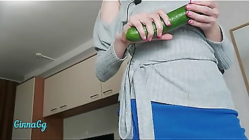 my creamy cunt started leaking from the cucumber. fisting and squirting